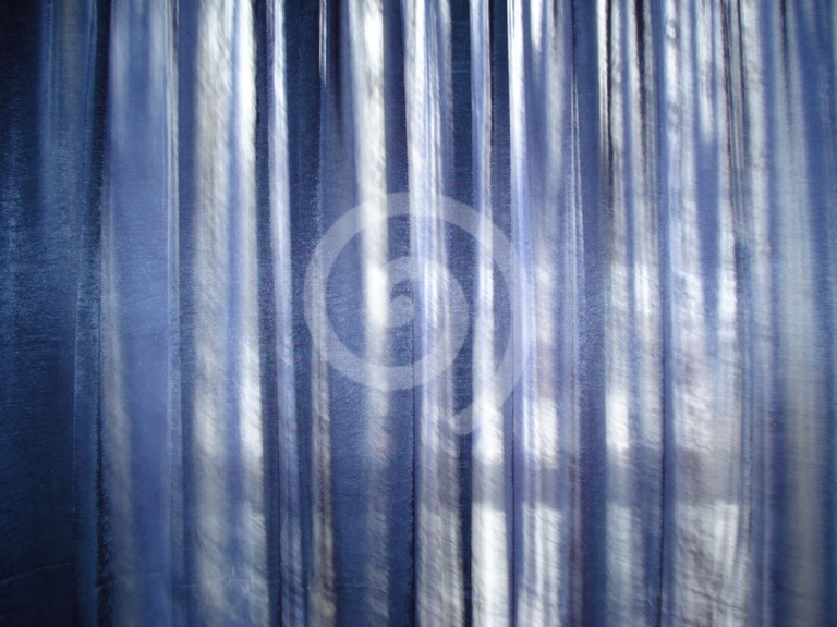blue_curtain_modra_zaclona_2010